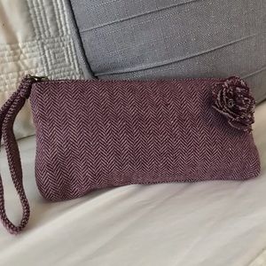 Wool blend wristlet. Maroon and cream houndstooth.